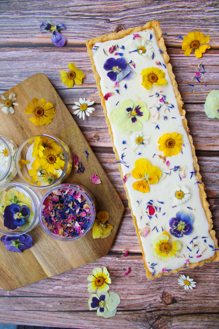 Buttermilchtarte mit essbaren Blüten