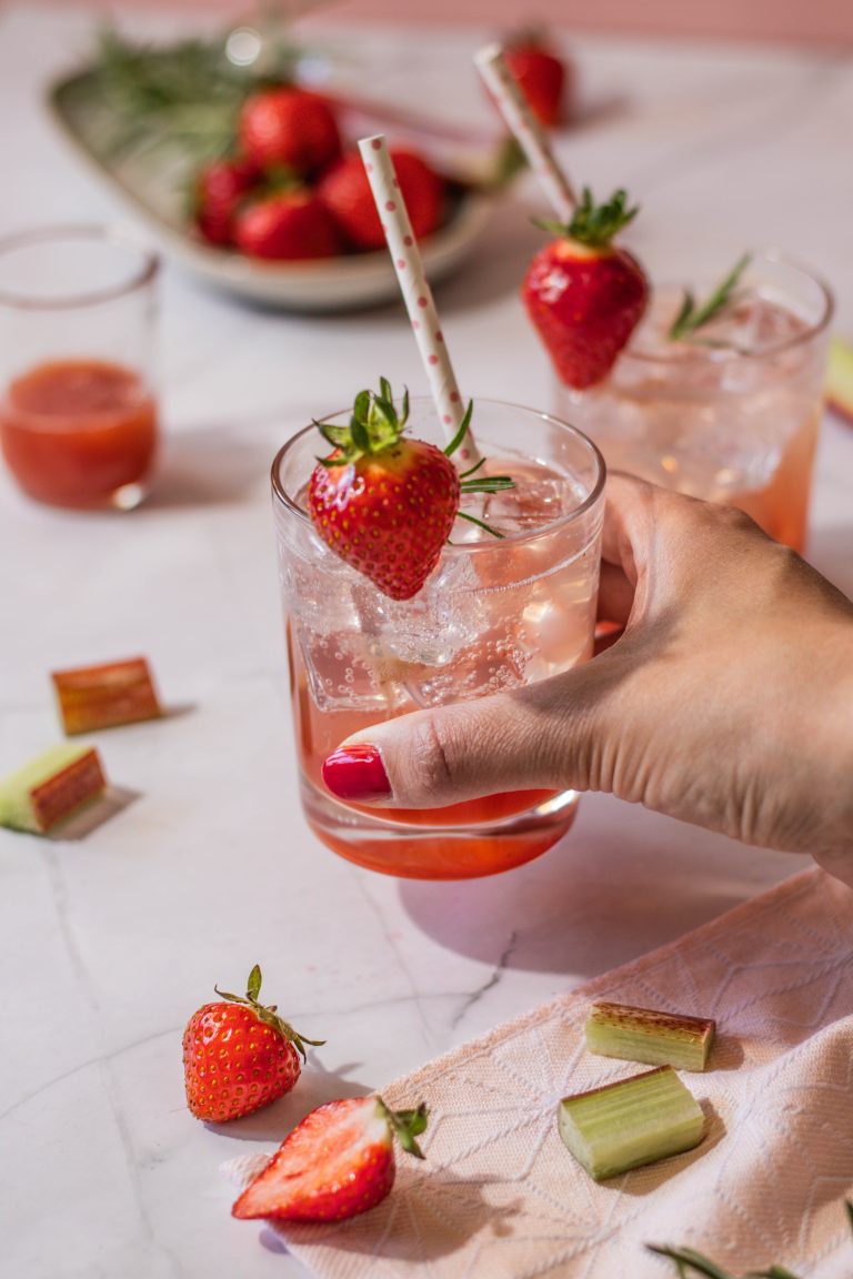 Erdbeer-Rhabarber Spritz mit frischen Beeren