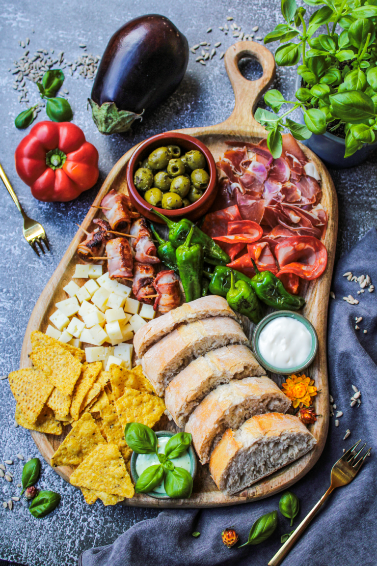 Tapasplatte mit Gemüse, Brot und Käse