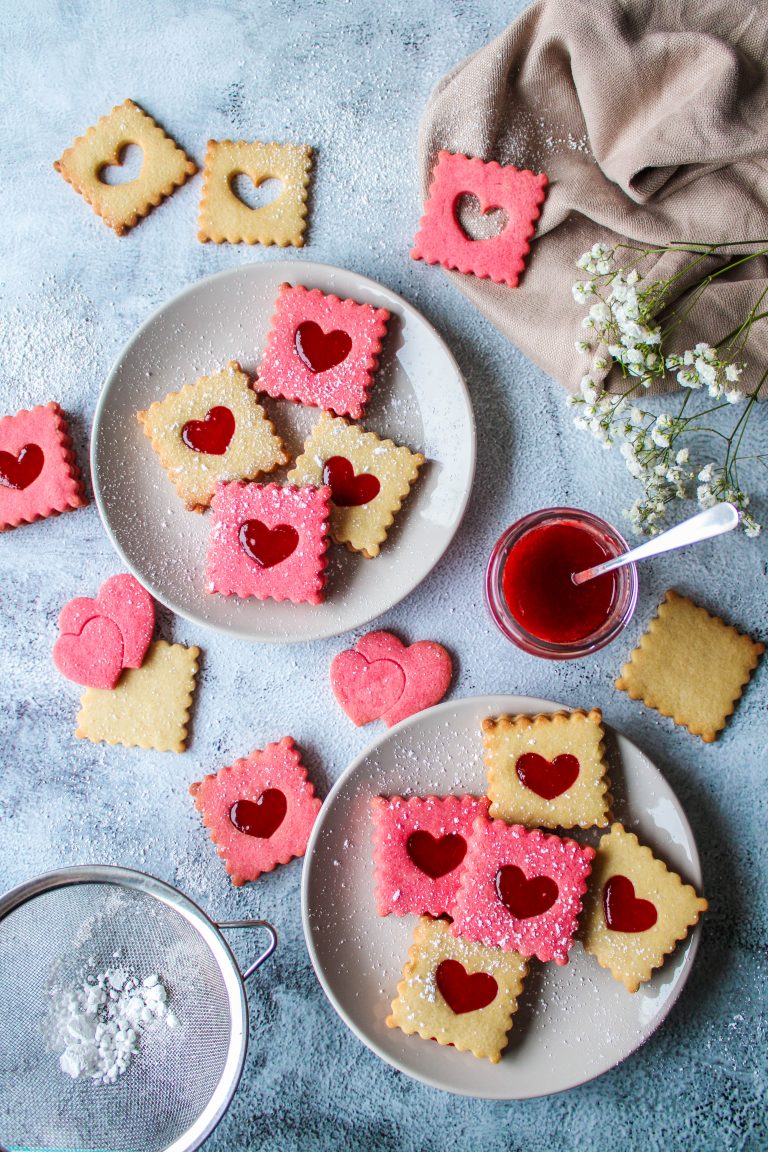 Valentinstagskekse mit Erdbeermarmelade